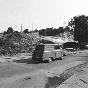 
                                Budování nové komunikace od hotelu Macocha směrem na Brno (1988 - 1989). FOTO: archiv Pavla Svobody
                                    