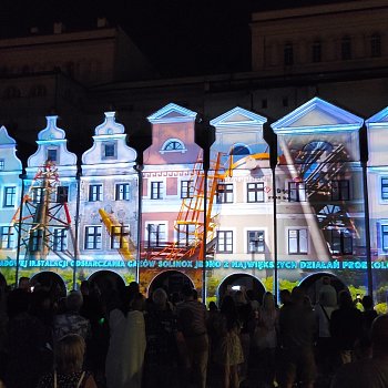 
                                Na programu nechyběl videomapping, světlená projekce promítaná na historické budovy v centru města. FOTO: Ivo Stejskal
                                    