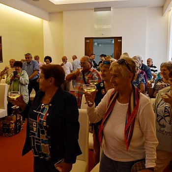 
                                Hosty z Komárna čekalo slavnostní přivítání na radnici. FOTO: Michal Záboj
                                    