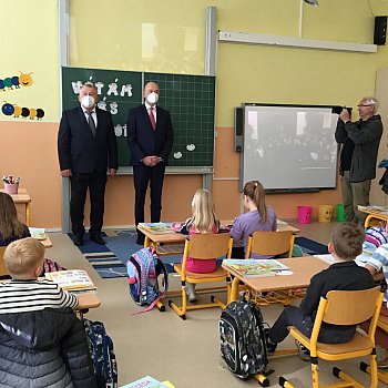 
                                Prvňáčky ve třídě ZŠ Dvorská přivítal starosta Jiří Crha. FOTO: Eva Gregorová
                                    