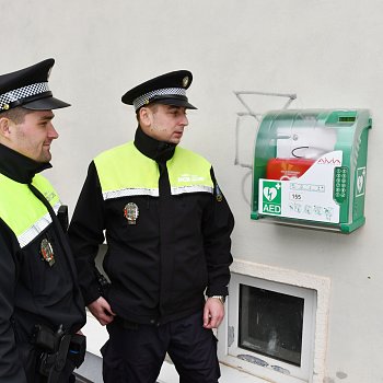 
                                Nový defibrilátor je umístěný na budově sportovní haly Mlýnská. FOTO: Michal Záboj
                                    