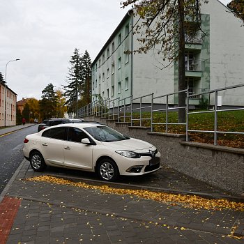 
                                V Údolní ulici vznikla nová parkovací stání. FOTO: Michal Záboj
                                    