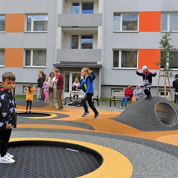 
                                   Děti otestovaly nové venkovní 3D hřiště se zabudovanými trampolínkami. FOTO: Pavla Komárková
                                    