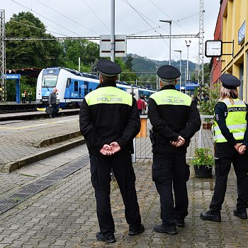 
                                Policisté kontrolovali respektování zákazu vstupu do kolejiště. FOTO: Leona Voráčová
                                    