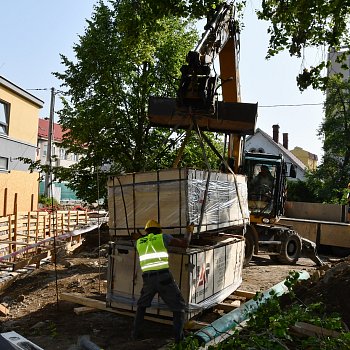 
                                V Rožmitálově ulici pokračuje oprava zastropení potoka Palava. FOTO: Michal Záboj
                                    