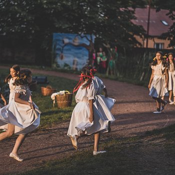 
                                Skupinky herců, zpěváků a tanečníků lemovaly zámecký rybníček. FOTO: Petra Voet
                                    