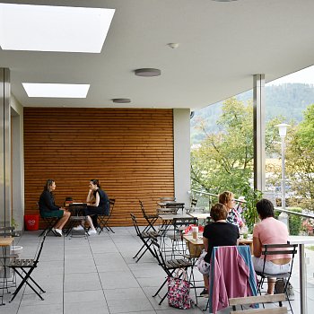 
                                Kavárna nabízí posezení na kryté terase. FOTO: Michal Záboj
                                    