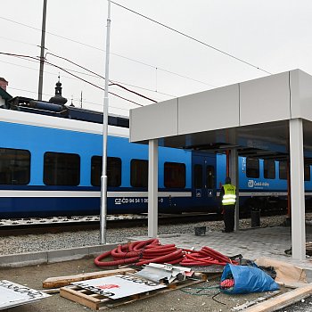 
                                U vlakové zastávky finišuje stavba nového podchodu. FOTO: Leona Voráčová
                                    