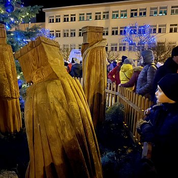 
                                Vánoční strom už ozářil náměstí Republiky. Desetimetrovou jedli od manželů Konečných z Olomučan doplnil i dřevěný betlém a schránka na dopisy od Ježíška. FOTO: Pavla Komárková
                                    