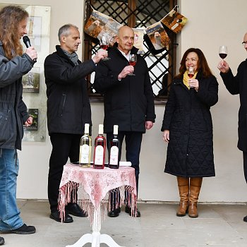 
                                Žehnání a otevření svatomartinského vína zahájilo hlavní část letošního Vítání svatého Martina. FOTO: Michal Záboj
                                    