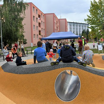 
                                Děti otestovaly nové venkovní 3D hřiště se zabudovanými trampolínkami. FOTO: Pavla Komárková
                                    