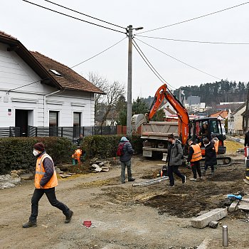 
                                V Brněnské ulici dělníci vyměňují kanalizaci a vodovod. 
                                    