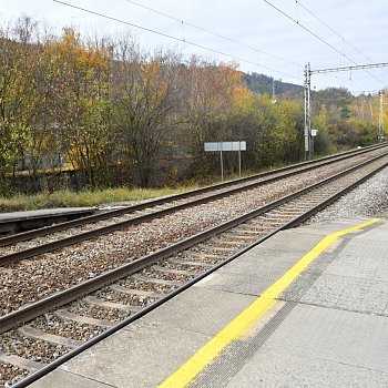 
                                Pěší budou moci od 30. listopadu do 10. prosince využívat provizorní přechod umístěný na konci nástupiště ve směru na Dolní Lhotu. FOTO: Michal Záboj
                                    