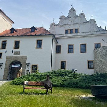 
                                Lavička Jindřicha Wankla před blanenským zámkem. FOTO: archiv Ivy Pavlišové
                                    