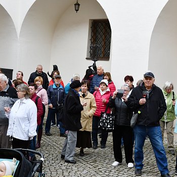 
                                Slavnostní otevření a požehnání svatomartinského vína si nenechaly ujít desítky lidí. FOTO: Michal Záboj
                                    