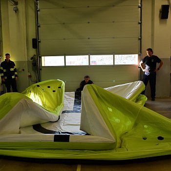 
                                Blanenští profesionální hasiči mají novou seskokovou matraci. FOTO: Renata Spotzová
                                    
