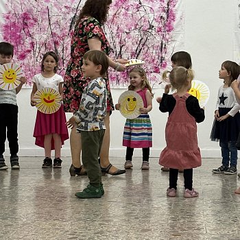 
                                V galerii vystavovaly děti ze Všudybýlku. FOTO: Hana Šebelová
                                    