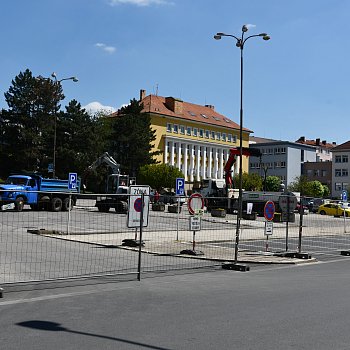 
                                Stavební práce na náměstí začaly v pondělí 16. května. FOTO: Michal Záboj
                                    