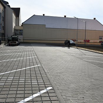 
                                Nové parkoviště nabízí 46 parkovacích míst, z toho tři stání jsou pro osoby s postižením. FOTO: Michal Záboj
                                    