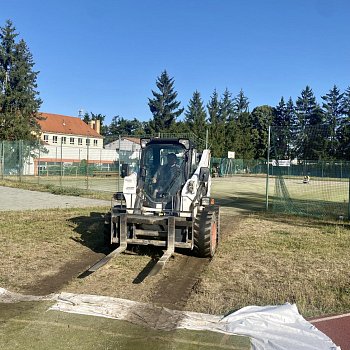 
                                Probíhající modernizace školního hřiště s umělou trávou u ZŠ TGM. FOTO: Pavla Komárková
                                    