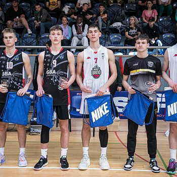 
                                Jakub Nečas (vpravo) s Basketem Brno zvítězili na mistrovství ČR juniorů. FOTO: Jaroslav Kříž
                                    