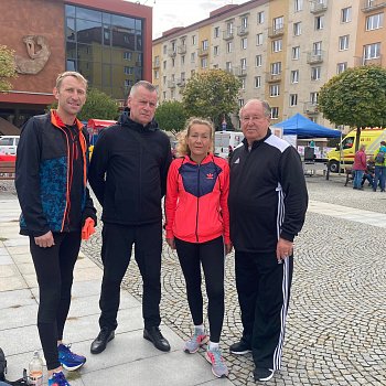
                                Na start Půlmaratonu Moravským krasem se letos postavili také běžci z partnerského města Blanska – z polské Legnice. FOTO: Kristýna Kadlecová
                                    