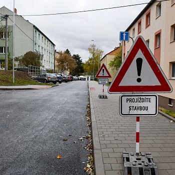 
                                Do doby kolaudace zůstává opravený úsek Údolní ulice přístupný v režimu „projíždíte/procházíte stavbou“.  FOTO: Michal Záboj
                                    