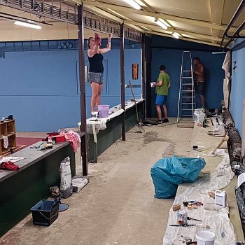 
                                Na rekonstrukci haly stolního tenisu se podílely dodavatelské firmy, celé prázniny v ní pracovali také členové klubu stolního tenisu. FOTO: archiv klubu
                                    