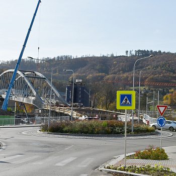 
                                Nový most přes železniční trať bude podle zhotovitele možné využívat od 20. prosince. FOTO: Michal Záboj
                                    