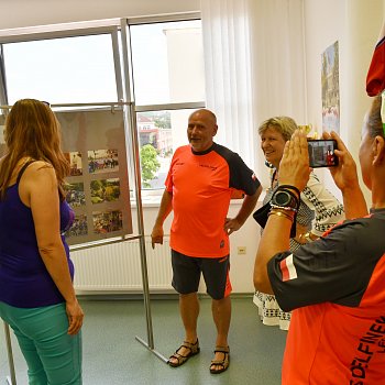 
                                Plavci si prohlédli v knihovně výstavu k výročí partnerství mezi Legnicí a Blanskem.
                                    