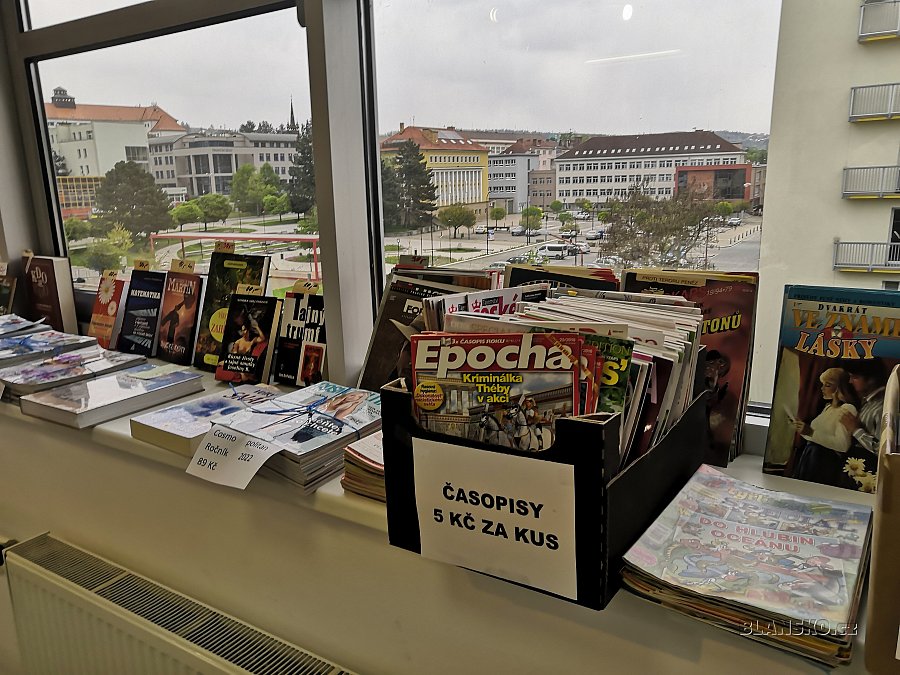 
                                V pátek se v knihovně konal výprodej knih vyřazených z knižního fondu. Nechyběly ani publikace, časopisy, CD a DVD. FOTO: Renata Spotzová
                                    