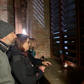 
                                Večerní prohlídky věže kostela při svíčkách. FOTO: Pavla Komárková
                                    