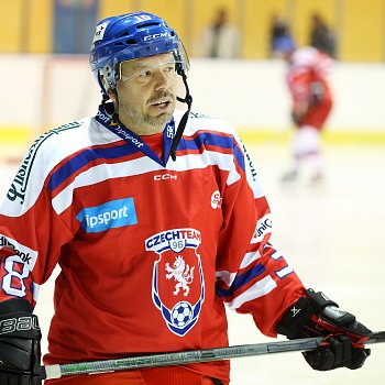 
                                Na ledě se při Charitativním utkání utkali Legendy HC Blansko s Fotbalovým týmem 96. FOTO: archiv pořadatele
                                    