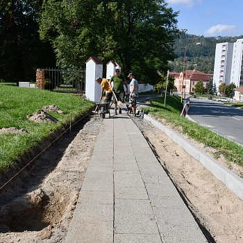 
                                V současnosti se pracuje na opravě chodníku ve Dvorské ulici. FOTO: Michal Záboj
                                    