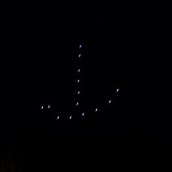 
                                Slavnostní rozsvícení stromu si v Blansku nenechalo ujít několik tisíc lidí. Ceremonii předcházela světelná dronová show. FOTO: Renata Spotzová
                                    