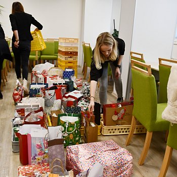 
                                Obyvatelé dvou blanenských domů s pečovatelskou službou si rozbalili vánoční dárky, které jim věnovali lidé v rámci dobročinné alce Daruj radost. FOTO: Michal Záboj
                                    