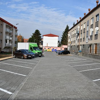 
                                Řidiči budou na většinu parkovacích míst zajíždět couváním. FOTO: Michal Záboj
                                    