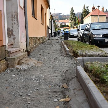
                                Nové dláždění dostává chodník v ulici u základní školy v Dolní Lhotě. FOTO: Michal Záboj
                                    