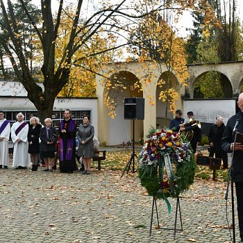 
                                Lidé na blanenském hřbitově v neděli uctili Památku zesnulých. FOTO: Renata Spotzová
                                    