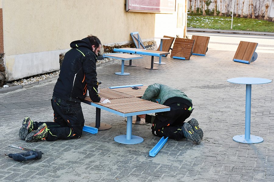 
                                Dělníci před knihovnou instalovali nové posezení. FOTO: Michal Záboj
                                    