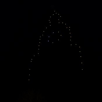 
                                Slavnostní rozsvícení stromu si v Blansku nenechalo ujít několik tisíc lidí. Ceremonii předcházela světelná dronová show. FOTO: Renata Spotzová
                                    