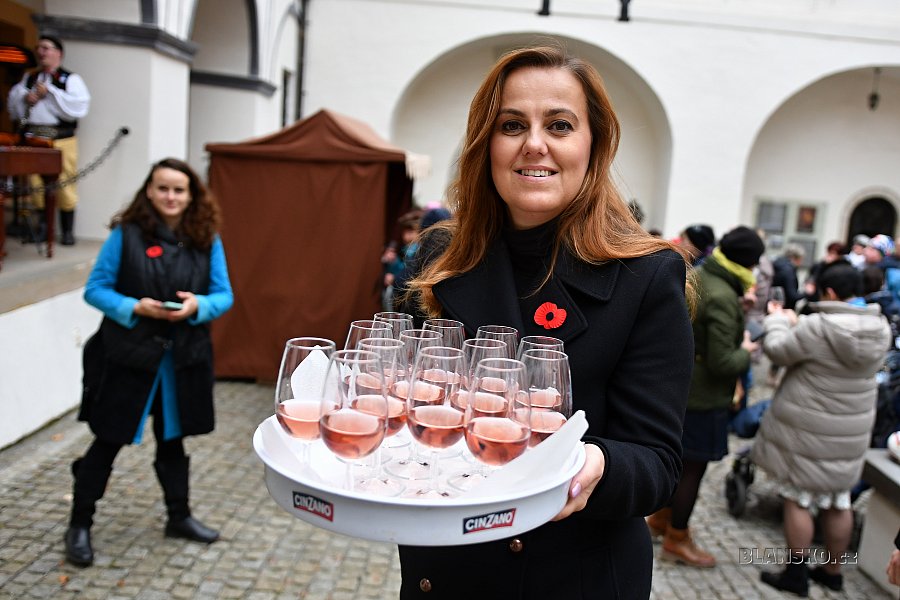 
                                 Slavnostní otevření a svěcení svatomartinského vína na nádvoří blanenského zámku. FOTO: Michal Záboj
                                    