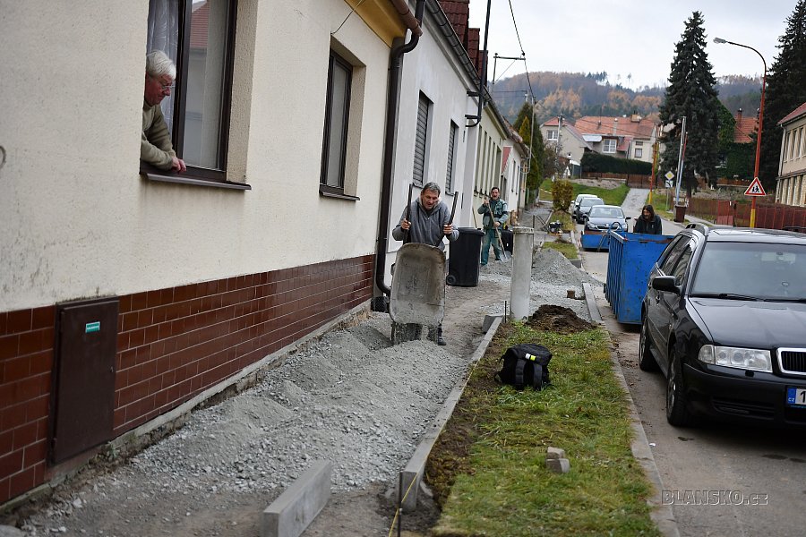
                                Rekonstrukce chodníku v Dolní Lhotě. FOTO: Michal Záboj
                                    