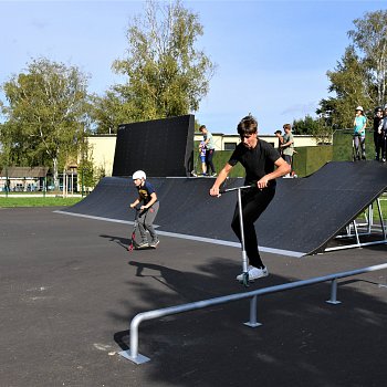 
                                Nový skatepark hned první den vyzkoušeli i koloběžkáři. FOTO: Pavla Komárková
                                    