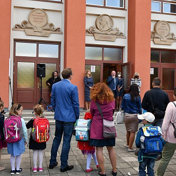 
                                Uvítání prvňáčků a rodičů ZŠ Erbenova se odehrálo před školou. FOTO: Michal Záboj
                                    