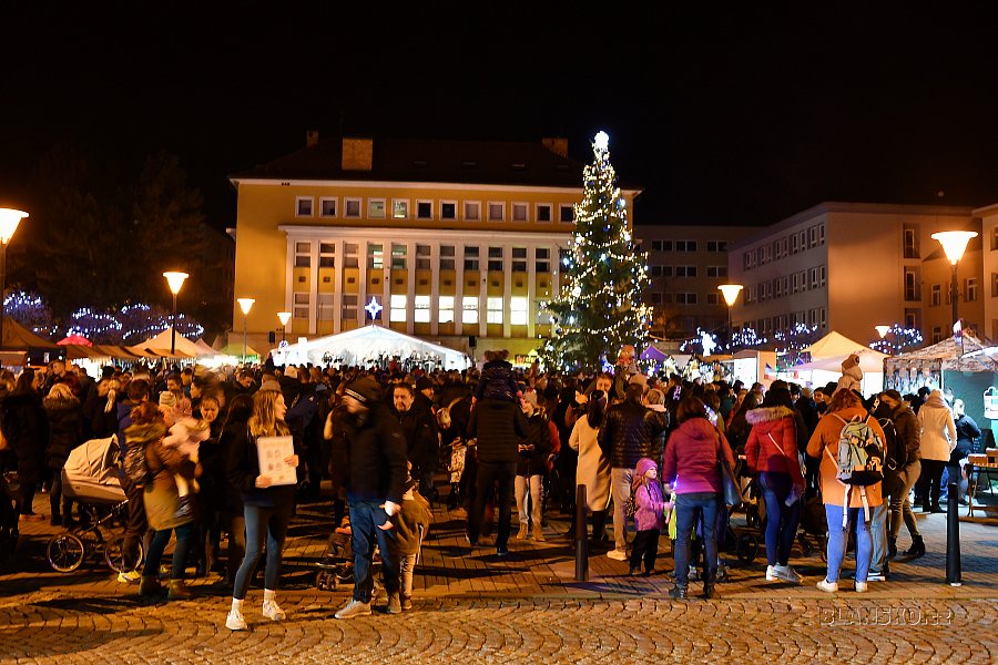 
                                Slavnostní rozsvícení vánočního stromu na náměstí Republiky. FOTO: Michal Záboj
                                    