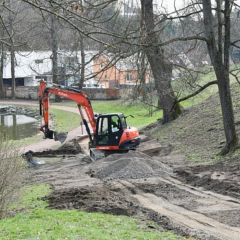 
                                V zámeckém parku začala rekonstrukce cesty. FOTO: Michal Záboj
                                    