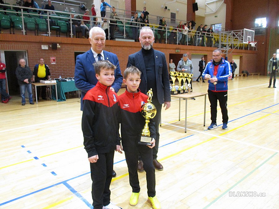 
                                Družstvo mladších žáků FK Blansko se zúčastnilo 36. ročníku mezinárodního Mikulášského turnaje v halové kopané, který se konal v polské Legnici. FOTO: Karel Ťoupek
                                    