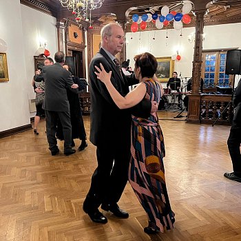 
                                Sokolský ples se konal v zámeckém hudebním salonu. FOTO: Pavlína Komínková
                                    