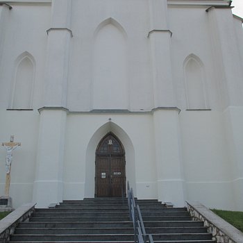 
                                V roce 2021 se za peníze z programu opravoval také vnější severovýchodní sokl kostela Narození Panny Marie v Lipovci. Stav po opravě. FOTO: archiv města
                                    